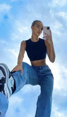 Follow our Pinterest Zaza_muse for more similar pictures :) Instagram: @zaza.muse | Mom Jeans Outfit Winter, Mom Jeans Outfit Summer, Jeans Outfit Winter, Summer Poses, Mom Jeans Outfit, Streetwear Jeans, Outfit 90s, Wardrobe Tips