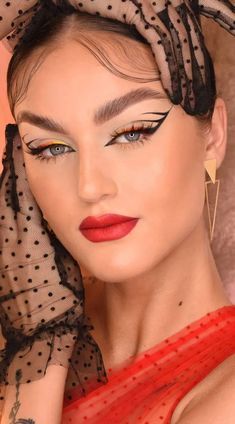 Red Lip Eye Makeup, Look Euphoria, Chanel Makeup Looks, Turquoise Makeup, Makeup 2022, Spring Makeup Trends, Video Trends