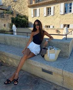 27 Beautiful European Summer Outfits for 2024: Trendy, Chic, and Stylish Looks Tourist Outfit, Rome Outfits, European Fashion Summer, Greece Outfit, France Outfits, Europe Travel Outfits, Summer Holiday Outfits