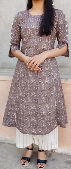 Fashion Update Desainer Kurti, Dress Neck And Sleeves Design, Cotton Dress Sleeves Design, Dress Design Patterns Fashion, Neck Styles For Kurtis Design, Fabindia Kurta Woman, Dress Nack Design, Dress Designs Indian Kurti, Chudi Neck Designs Cotton