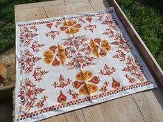 Vintage canvas like material with printed decoration on. Fom vintage Hungary motif. Palocz motif. Weight: 53 grams Length: 55 cm Width: 50 cm Good condition! Motif Vintage, Vintage Canvas, Hungary, Vintage Prints, Dining Linens, Table Linens, Table Cloth, Kitchen Dining, Home And Living