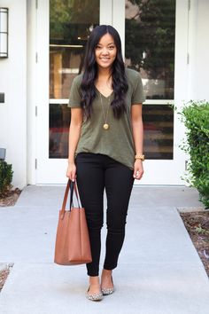 Green Shirt Outfits, Jeans Girl, Jeans Outfit Summer, Black Jeans Outfit, Brown Purse, Trendy Swimwear, Outfit Jeans, Brown Bag, Business Outfit