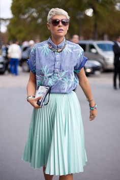 Street Style Spring 2013 - Paris Fashion Week Street Style - Harper's BAZAAR Elisa Nalin, Green Midi Skirt, Mode Tips, Anna Dello Russo, Paris Fashion Week Street Style, Skirt Trends, Blazer Outfit, Fashion Articles, Street Style Paris