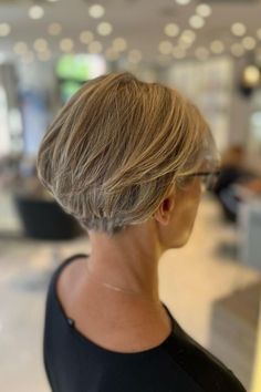 Judy Dench Hair, Bob Style Haircuts, Short Haircuts Ideas, Κούρεμα Bob, Short White Hair, Messy Bob Hairstyles, Funky Short Hair, Haircuts Ideas