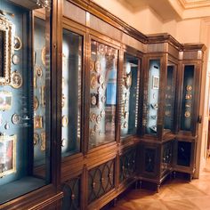 an ornate display case with mirrors and other items in it's glass front doors