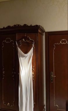 white satin dress hanging on an wooden wardrobe with old money and princess vibes Holly Black, Moda Vintage, The Marauders, French Girl, Looks Style, Divine Feminine, Dark Academia, Old Money