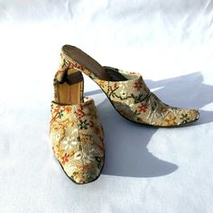 Gently worn Alberto Guardiani embroidered tapestry linen heeled mules. Beige linen with flower pattern in olive green, rust, gold, and off white. 2 inch comma heels. Leather lined. Chic and unusual. size 37 Italy- 6.5-7 M US.  Originally 425. Please see measurements for proper fit-all sales are final  measurements length of sole  10 5 width of sole 3 Terms and Info regarding items I sell: Items are from a smoke free home. Many items are sourced specifically to resell at reasonable prices. I make Formal Spring Closed Toe Mules, Vintage Closed Toe Summer Mules, Traditional High Heel Spring Heels, Traditional High Heels For Spring, Vintage Slip-on Heels For Spring, Formal Slip-on Mules For Spring, Spring Formal Slip-on Mules, Vintage Closed Toe Mules With Leather Sole, Vintage Formal Mules With Round Toe