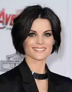 Jamie Alexander Hair, Jaime Alexander, Jamie Alexander, Middle Part Hair, Short Natural Curly Hair, Part Hair, Famous Hairstyles, Straight Black Hair, Jaimie Alexander