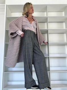 50 Shades of Gray Over 40! Grey Trousers Outfit Women, Patrizia Casarini, Fall Outfits For Women Over 50, European Closet, Wide Leg Trousers Outfit, Grey Pants Outfit, Pinky Beige, Stile Casual Chic, Wide Leg Pants Outfit