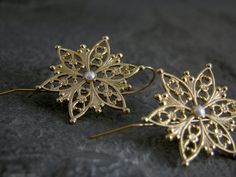 Gold Flower Earrings Gold Filigree Flower by gazellejewelry, $58.00 Wedding Gold Earrings, Flower Bracelet Wedding, Flower Earrings Wedding, Gold Earrings Bridal, Wedding Earrings Gold, Bridal Pearl Earrings, Pearl Earrings Designs, Gold Flower Earrings, Flower Earrings Gold