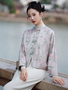 Chinese Tang Suit Jackets, a long-sleeved cotton top with micro-elasticity. The design features handmade pan buttons, showcasing a classic Chinese style, particularly suitable for autumn and winter. Featured: Chinese Tang Suit Jacket for women. Classic long-sleeved cotton top. Perfect for autumn and winter styling. Qipao Jacket, Chinese Coat Woman, Qipao Top Modern, Luxury Spring Cheongsam With Mandarin Collar, Qipao Top, Chinese Silk Jacket, Tang Suit, Zendaya Outfits, Suit Jackets For Women