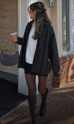 Feminine Neutral Outfits, Classic Fall Fashion, Vinter Mode Outfits, Adrette Outfits, Seattle Fashion, Nyc Outfits, Look Adidas