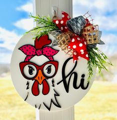 a chicken door hanger with the word hi on it