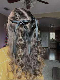 Cheer Hair, School Hair, Ribbon Hairstyle, Hairdos For Curly Hair, Peinados Fáciles Para Cabello Corto, Hairstyle Inspo, Hair Stylies, Business Hairstyles, School Hairstyles