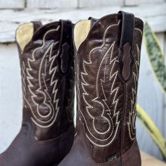 The price already INCLUDES tax and shipping within the United States!
The Alex cowboy boot, in a casual and easy-to-combine mocha tone, stands out for its authentic western embroidery on the shaft. This well-crafted design enhances the boot, making it an ideal complement to any outfit. With an 11 1/2-inch shaft height and 1 1/2-inch heel, it offers a perfect blend of style and comfort. The leather upper and lining ensure excellent fit and durability, while the rubber sole provides versatility an Brown Boots With Goodyear Welt For Rodeo, Distressed Brown Western Boots For Western-themed Events, Western Distressed Brown Boots For Western-themed Events, Western Style Distressed Brown Boots For Western-themed Events, Rustic Brown Boots For Western-themed Events, Southwestern Brown Snip Toe Boots, Brown Southwestern Snip Toe Boots, Brown Moc Toe Boots For Western-themed Events, Brown Western Snip Toe Boots