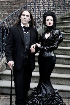 Goth Couples, Vampire Ball, Gothic Pictures, Gothic Outfit, Gothic Mode, Gothic Culture, Carnival Wedding, Black Clothes, Goth Wedding