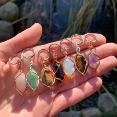 ☾ Polished Crystal Keychain Charm ☾ These polished, natural crystals are double terminated & of high quality ♡ DISCLAIMER: Opalite & Goldstone are man-made crystals ❤️ Bring your crystal of choice with you wherever you go as a keychain/bag accessory or use on your pet as a charm! Tired of losing crystals that are in your pocket or bag? These crystals are made for the traveler, the busy day-to-day, or the physically active individual - These small, wire-wrapped crystals are secured to key Home Made Accessories, Crystal Art Crafts, Wire Crystal Jewelry, Crystal Wrapped Necklace, Crystal Wire Wrapping, Crystal Jewelry Ideas, Wire Wrapped Crystals, Wrapped Crystals, Pet Collar Charms