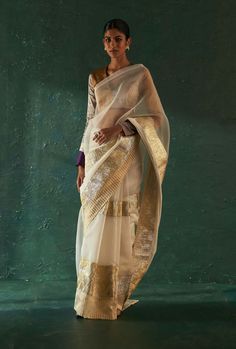 From festive to wedding, our gota sari that makes you stand out from the rest, paired with a multi tissue patchwork long sleeve blouse that adds a touch of glamour. This contemporary sari has the f... Off White Saree, Saree Organza, Nyc Photoshoot, Open Blouse, Full Sleeve Blouse, Indian Look, White Saree, White Patches, Blazer Set