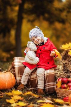 Fall Photoshoot Props, Toddler Fall Pictures, Fall Photoshoot Setup Ideas, Fall Photo Shoot Ideas, Fall Photography Props, Fall Photo Props, Fall Baby Pictures, Preschool Pictures, Family Christmas Card Photos