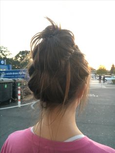 Messy bun Cute Brunette Hair Styles, Medium Length Messy Hairstyles, Simple Messy Hairstyles, Brown Hair Messy Bun, Messy Bun Aesthetic, Cute Hairstyles For Work, Hairstyles Everyday, Hairstyles Brunette, Messy Bun Hairstyles