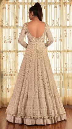 This set features an ivory chikankari kalidar georgette long jacket with tilla and zardozi work Ivory chikankari georgette kalidar lehenga Tulle dupatta embroidered with tilla border and embellishe... Kalidar Anarkali, Chikankari Lehenga, Designer Anarkali Dresses, Simple Lehenga, Zardozi Work, Indian Gowns Dresses