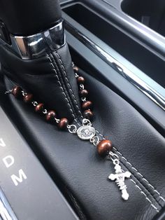 Car Rosary Diy, Rosary Prayers Catholic, Car Rosary, One Decade Rosary, Wooden Rosary, Catholic Bracelet, Wood Car, Car Mirror Charm, Pocket Rosary