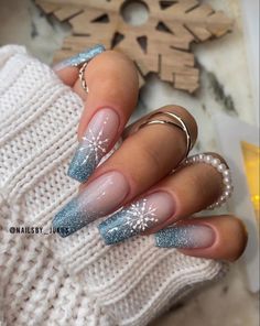 Nails Art, Nails Design, Ungie Ideas, January Nails After Christmas Nails, Winter Nails Snow, Winter Glitter Nails, Christmas Naildesign, Cold Nails, Nailart Winter, Frozen Nail Art, Christmas Nail Trends, Gloomy Autumn