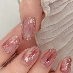 Korean Marble Nails, Nuance Nail Art, Soft Pink Nails Designs, Pink And Gold Nail Designs, Elegant Pink Nails, Japanese Manicure, Glass Nail Art