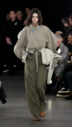 Fw 2023 Street Style, Catwalk 2023, 2023 Fw, Woman Pants, Parisian Chic Style, Army Fashion, Alternative Outfits, Fashion Images, 가을 패션