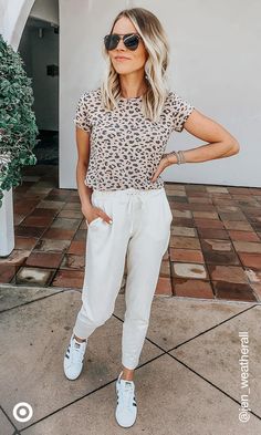 Outfits With Sneakers Women, Modern Mom Outfits, Work Outfits With Sneakers, Pantalon Mom, Mom Outfits Summer, Outfits Summer Casual, Outfits With Sneakers, Pastel Outfit