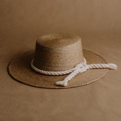 "When you touch it, you feel México. The flat top hat is a luxurious summer boho hat that is made by hand in México from palm straw. You can see the craftsmanship in the fine wickerwork. The natural materials make it a beautiful eye-catcher that also provides sun protection. The rope around the crown is perfect for a boho-chic Tulum vacation. * Handmade in México * Made from natural materials * 5-star rated model * Etsy's pick: selected by Etsy's style and trend editors SIZE: Medium Medium (M) = Beige Woven Boater Hat With Flat Brim, Natural Adjustable Boater Hat With Flat Crown, Summer Fedora With Adjustable Flat Crown, White Beach Hat With Flat Crown, White Flat Crown Beach Hat, White Flat Crown Hat For The Beach, White Flat Crown Sun Hat For The Beach, Adjustable Fedora With Flat Crown For Beach, Beige Wide Brim Woven Boater Hat