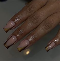 Short Nails With Gold, Gold Nails Art, Nails With Gold Design, Brown Short Nails, Short Gold Nails, Short Brides, Wedding Nails Short, White Stiletto Nails