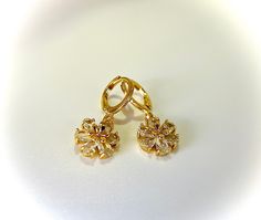 ✦Hechos con Amor pensando en ti. 






 
✦ Fabricados con Gold FIlled de18k de la más alta calidad que brilla ya estos cubiertos de oro real de 18k para un acabado brillante y duradero y para garantizar que sea hipoalergénico y libre de níquel. 






 ✦Aretes perfectos que pueden elevar cualquier atuendo 






 Estos aros son el regalo perfecto para el día de San Valentín, Navidad, aniversario de boda, Día de la Madre y cumpleaños. 








 ✦Como cuidar tus joyas ROSALYN: para proteger Gold Flower Drop Earrings Gift, Rose Gold Dangle Earrings With Flower Charm, Gold Floral Print Flower Earrings, Rose Gold Flower Charm Earrings, Elegant 14k Gold-filled Flower Earrings, Flower Earrings, Makeup, Flowers