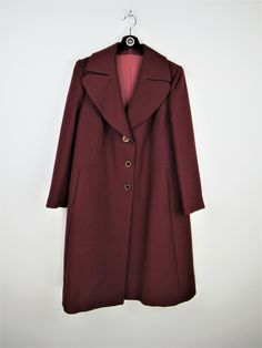 80s vintage women's coat, burgundy color, tailored coat, missing composition label Size S Measurements are taken with the head lying down Shoulder width: 41 cm Length from shoulder to wrist: 60 Cm Length: 107 cm Armpit to armpit width: 51 Cm Excellent condition Our garments are all vintage and second-hand. Any signs of wear or defects are documented with photos and description. For any questions, photos, videos we are at your disposal. 🌈 Formal Burgundy Outerwear With Buttons, Classic Long Burgundy Coat, Classic Burgundy Long Coat, Fitted Vintage Burgundy Outerwear, Retro Burgundy Long Sleeve Outerwear, Fitted Burgundy Vintage Outerwear, Vintage Long Coat For Office, Vintage Burgundy Outerwear For Fall, Vintage Ski Jacket