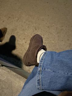 #winteroutfit #winter #uggs #uggbootsforwomen #aesthetic #brown Dark Brown Tasman Uggs Outfit, Chocolate Uggs Outfit, Brown Uggs Outfit, Low Uggs, Styling Uggs