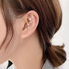 Beautiful And Delicate Looking. Crystal Leafs Adorn A Golden Stem On This Ear Climber. It Hooks Above The Ear And Goes Through Piercing. Single Piece. Gold Tone New Ear Wrap Earrings, Leaf Ear Cuffs, Pins Earrings, Ear Pin, Diamond Ear Cuff, Jewelry Girl, Ear Climbers Earrings, Botanical Earrings, Pin Earrings