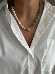 Green aventurine and freshwater pearl beaded necklace. Great for any occasion! For custom orders or if you have any questions, just send me a message :) Unique Pearl Jewelry, Unique Statement Necklace, Jade Bead Necklace, Stone Bead Jewelry, Aventurine Necklace, Pearl Beaded Necklace, Green Beaded Necklace, Freshwater Pearl Jewelry, Aventurine Stone