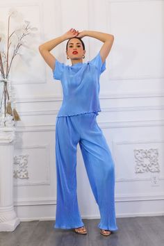 We love a good stunning set Pleated Mock neck Short sleeves Model is wearing a size small Model is 5’4” Fits true to size Pleated Set, Comfy Sets, Midi Denim, Navy Midi Dress, Denim Midi Skirt, Midi Shirt Dress, Pant Set, Love A, Mock Neck