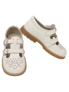 A great pair of leather Mary Jane shoes, perfect for your sweet girl. Comes in white and features double buckle T-strap design. A sweet and comfortable shoe to pair with her beautiful dress. Made of leather. White Leather Mary Janes For Summer, White Mary Janes With Buckle Closure For Spring, Classic White Mary Janes For Spring, White Leather Mary Janes With Buckle Closure, White Mary Janes With Soft Sole For Spring, Cute White Mary Janes For Spring, Leather Mary Jane Shoes, Zapatos Mary Jane, Jane Shoes