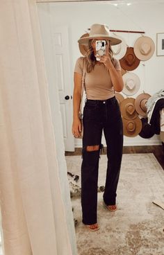 Casual Working Mom Outfits, Outfit Ideas Nashville Spring, Trendy Casual Winter Outfits, Southern Cute Outfits, Fall Outfit Nashville, Milenial Outfit Fashion 2023, Cute Outfit Ideas 2023, Turtle Neck No Sleeves Outfit, Casual Jeans Outfit 2023