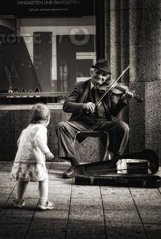 ZsaZsa Bellagio. Street musician performs while a child dances. Black and white photograph. #photography Robert Doisneau, Fotografi Vintage, Lets Dance, 영감을 주는 캐릭터, Bw Photo