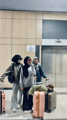 Ootd Hijab Study Tour, Study Tour Jogja, Ootd Airport Hijab, Bali Outfit Ideas Hijab, Outfit Study Tour, Hijab Jeans, Cat Portrait Painting, Study Tour, Ootd Poses