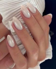 Nails Nude Chrome, Pearl Wedding Nails, Chrome White Nails, Nude Chrome, White Chrome Nails, Nail Dust, Nails Nude, Light Nails, Chrome White