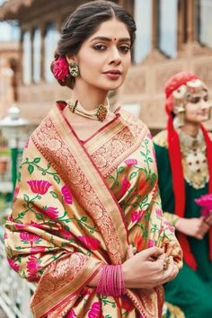 Beautiful Maharastian Wedding Outfit Idea :- WanderlustFashion Hairstyle On Paithani Saree, Maharashtrian Saree, Green Combination, Engagement Saree, Saree Hairstyles, Banarsi Saree, Paithani Saree, Wedding Saree Collection