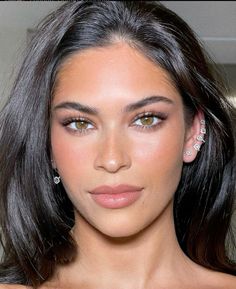 Natural Makeup Dark Eyes, Low Contrast Makeup Brown Eyes, Hairstyles With Evening Gowns, Low Contrast Medium Skin Tone Makeup, Beige Outfit Makeup, Natural Hair And Makeup Looks, Angel Makeup Look Wedding, Brunette Natural Makeup, Makeup For Dark Features