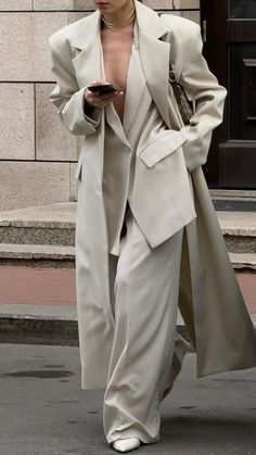 Women Mafia Outfit, Oversized Suit Women, Winter Coat Outfits Casual, Outfit Oversize, Woman Suit Fashion, Luxury Aesthetic, Easy Trendy Outfits, Vintage Style Dresses, Corporate Business