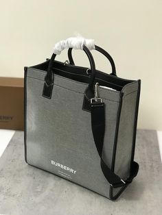 Description BRBRY Horseferry Print Cotton Canvas Tote Black/Grey For Women, Women’s Bags, Shoulder And Crossbody Bags 14in/ 35.5cm BUR 80508141 Rep 1:1 Size: 35.5 x 15 x 37.5cm/14 x 5.9 x 14.8in (Length x height x width) A spacious tote bag in cotton canvas and topstitched, highlighted with our Horseferry print. The design features rolled top handles and a detachable shoulder strap. Handle drop: 14cm/5.5in Min. strap drop: 46cm/18.1in Max. strap drop: 70cm/27.6in Detachable, adjustable shoulder Pocket Dog, Dog Clip, Stylish Handbags, Luxury Products, Evening Clutch Bag, Metal Hardware, Tote Backpack, Burberry Bag, Fashion Handbags