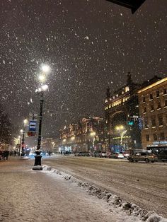 the snow is falling down on the street