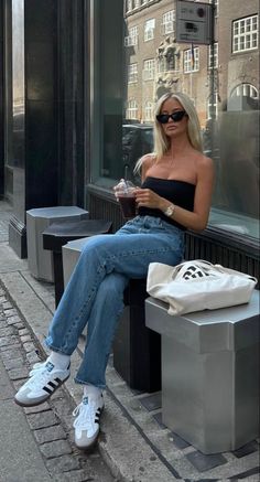 Midi Dress Europe, Jw Pei Saddle Bag Outfit, Wharf Outfit, Neutral Outfit Spring, Job Outfits, Stile Kylie Jenner, Looks Adidas, Adrette Outfits, Adidas Samba Outfit