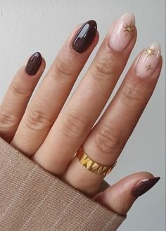 31 Chic Fall Nail Ideas to Inspire you this Autumn Season — ASHLINA KAPOSTA Short Nails For January, Modern Elegant Nails, Simple New Years Nails Acrylic, Gel Nail Designs Winter 2023, Short Round Nye Nails, Minimal New Years Nails, Chic Fall Nails Classy, Mixed Metals Nails, Mystical Nails Simple